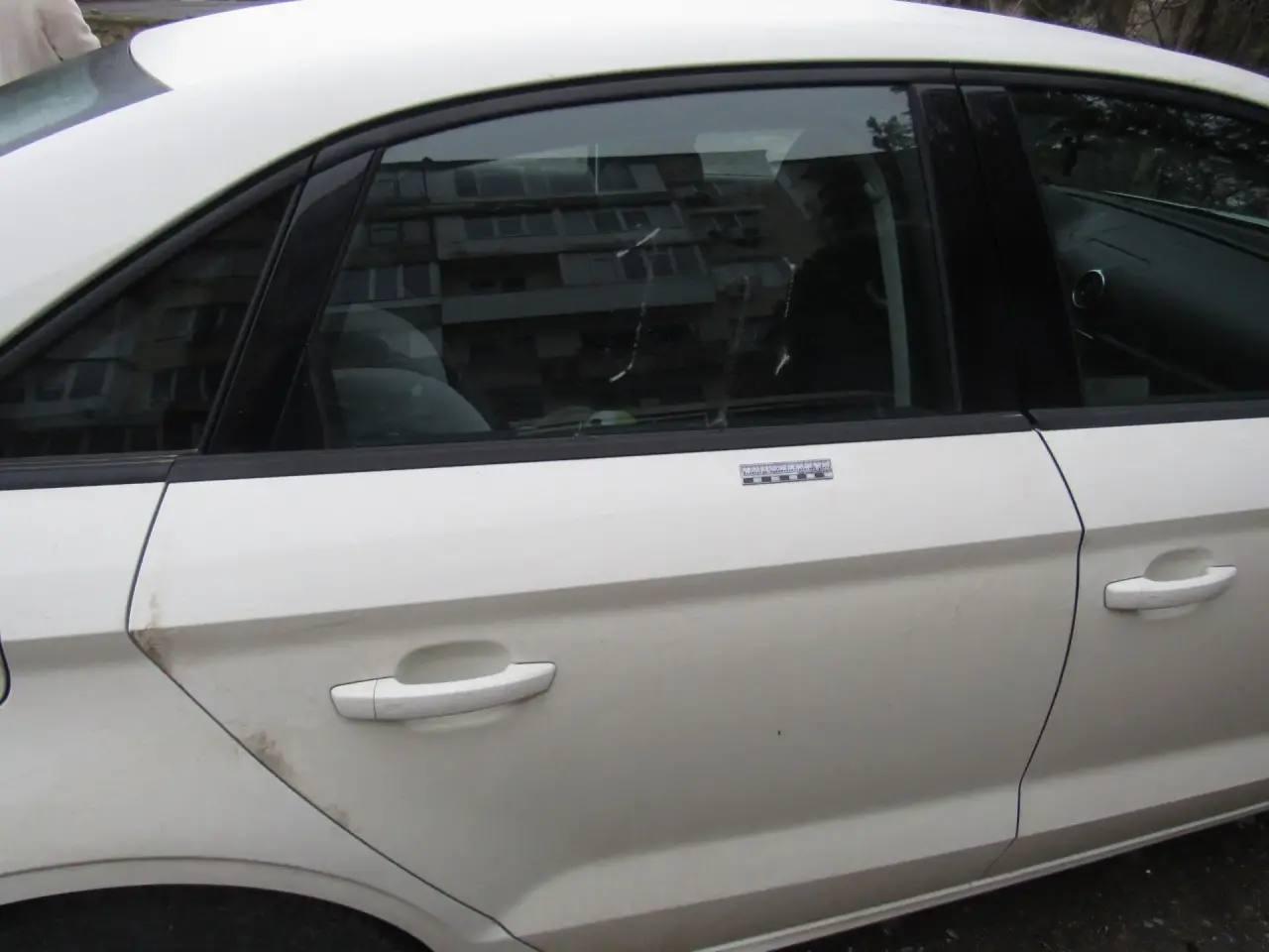 Евпаториец разбил три машины тротуарной плиткой Евпаториец разбил три машины тротуарной плиткой