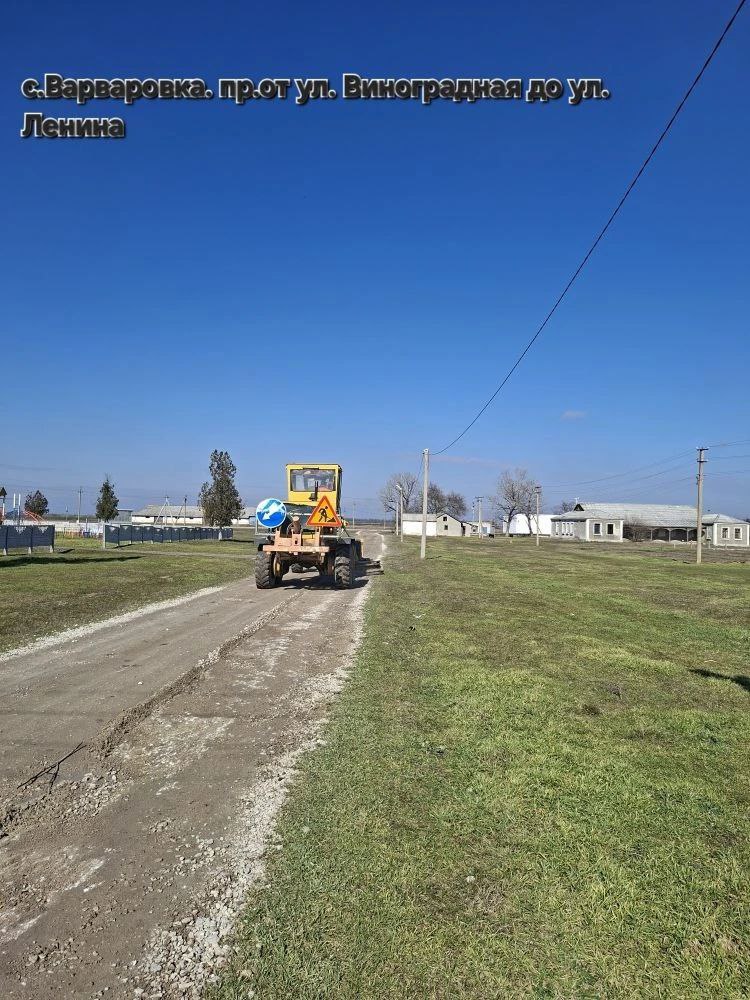 Александр Харламов: Советским ДЭУ филиала «Нижнегорское ДРСУ» проводятся работы по профилированию гравийных дорог в селе Краснофлотское на улицах Юбилейная, Заречная, Крайняя, проезд к кладбищу, проезд от ул. Молодежная до... Александр Харламов: Советским ДЭУ филиала «Нижнегорское ДРСУ» проводятся работы по профилированию гравийных дорог в селе Краснофлотское на улицах Юбилейная, Заречная, Крайняя, проезд к кладбищу, проезд от ул. Молодежная до...