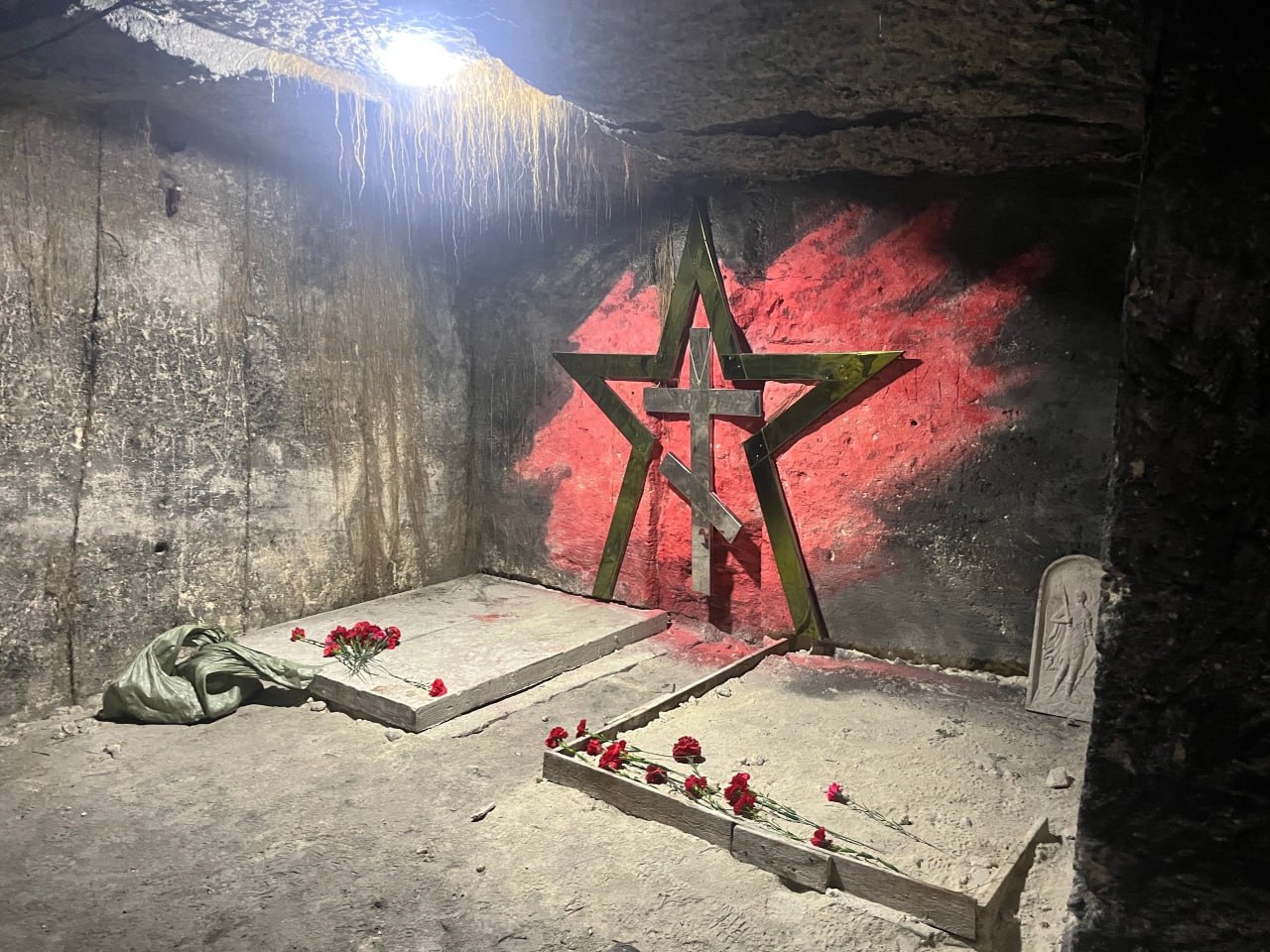 Крестик и обручальное кольцо: в катакомбах Керчи подняли останки двух партизан Крестик и обручальное кольцо: в катакомбах Керчи подняли останки двух партизан