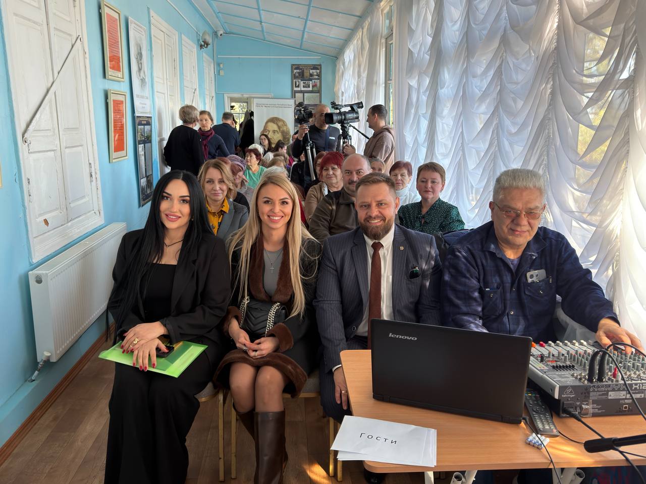 Анастасия Гридчина: Сегодня в музейном комплексе «Профессорский уголок» в Алуште состоялось торжественное открытие выставки «Народ-герой», давшее старт мероприятиям Года единства народов России в музее Анастасия Гридчина: Сегодня в музейном комплексе «Профессорский уголок» в Алуште состоялось торжественное открытие выставки «Народ-герой», давшее старт мероприятиям Года единства народов России в музее