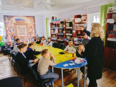 В Симферопольской районной детской библиотеке МКУК СР «РЦБС» в рамках года Единства народов России для учащихся 4-Г класса МБОУ «Гвардейская школа-гимназия № 3» состоялся мастер-класс