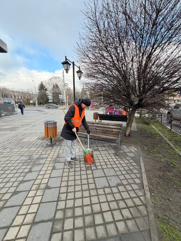 Ежедневно сотрудники МБУ «Город» и работники подрядных организаций заботятся о порядке в крымской столице: убирают улично-дорожную сеть, скверы, зеленые зоны и общественные пространства Ежедневно сотрудники МБУ «Город» и работники подрядных организаций заботятся о порядке в крымской столице: убирают улично-дорожную сеть, скверы, зеленые зоны и общественные пространства