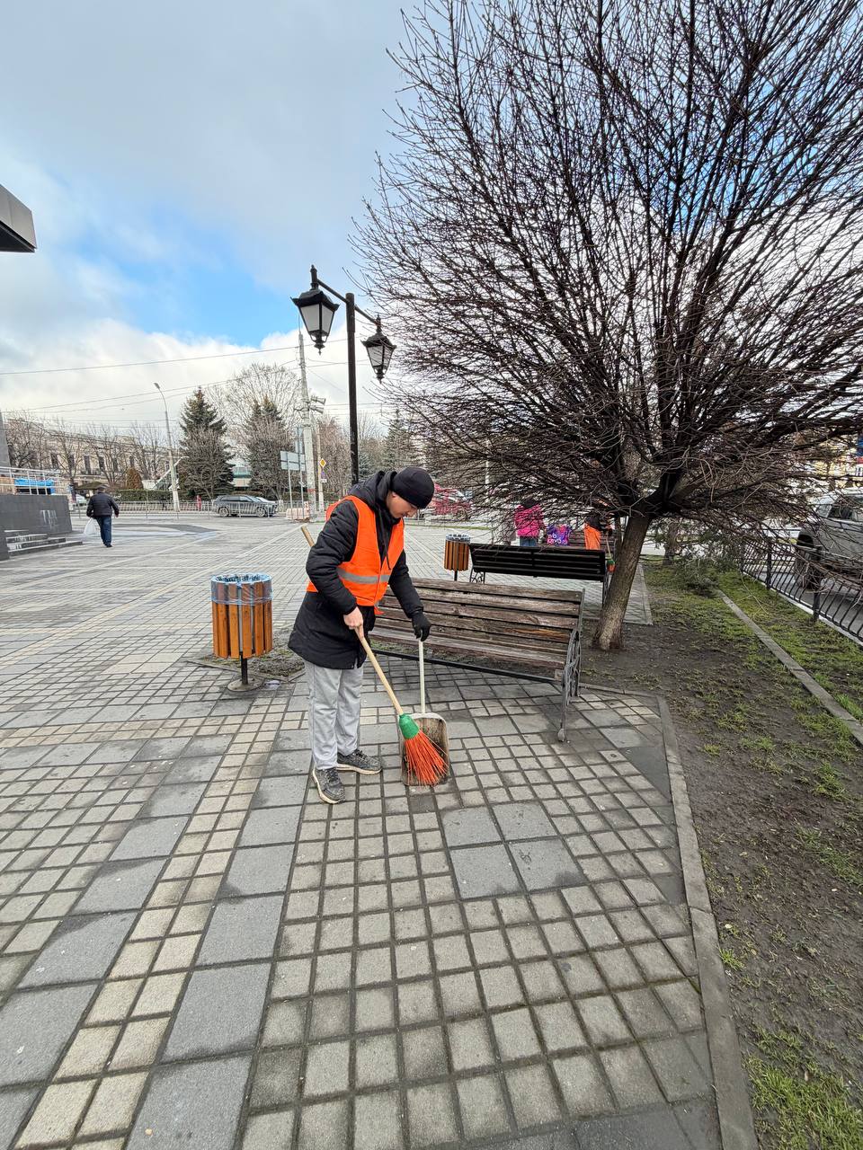 Ежедневно сотрудники МБУ «Город» и работники подрядных организаций заботятся о порядке в крымской столице: убирают улично-дорожную сеть, скверы, зеленые зоны и общественные пространства Ежедневно сотрудники МБУ «Город» и работники подрядных организаций заботятся о порядке в крымской столице: убирают улично-дорожную сеть, скверы, зеленые зоны и общественные пространства