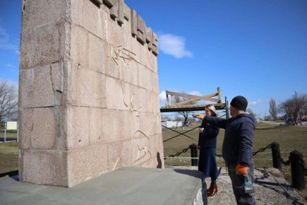 Инна Федоренко проверила ход работ по ремонту памятника "Братская могила советских воинов" в селе Целинное