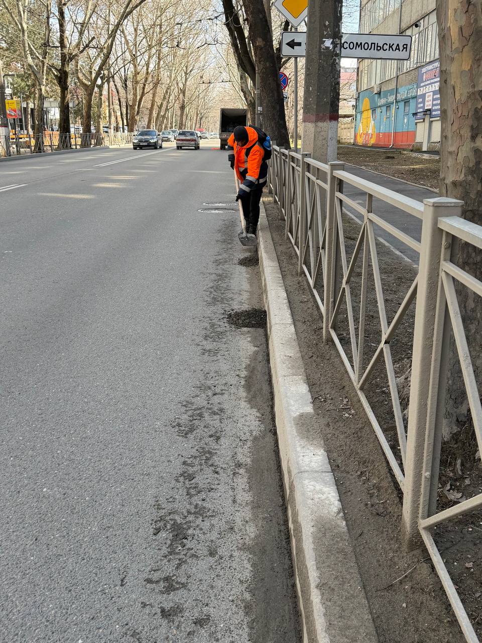 Ежедневно сотрудники МБУ «Город» и работники подрядных организаций заботятся о порядке в крымской столице: убирают улично-дорожную сеть, скверы, зеленые зоны и общественные пространства Ежедневно сотрудники МБУ «Город» и работники подрядных организаций заботятся о порядке в крымской столице: убирают улично-дорожную сеть, скверы, зеленые зоны и общественные пространства