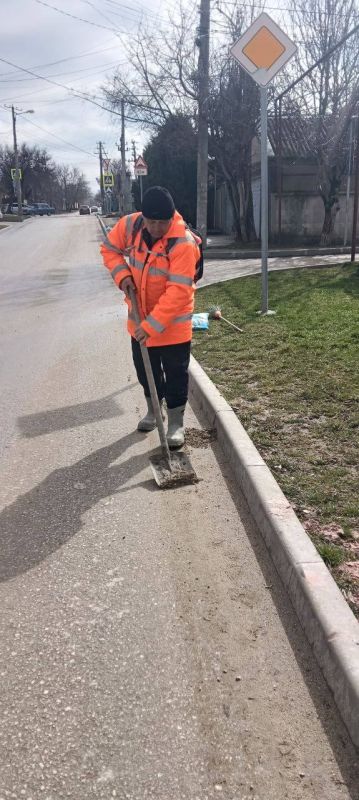 Ежедневно сотрудники МБУ «Город» и работники подрядных организаций заботятся о порядке в крымской столице: убирают улично-дорожную сеть, скверы, зеленые зоны и общественные пространства Ежедневно сотрудники МБУ «Город» и работники подрядных организаций заботятся о порядке в крымской столице: убирают улично-дорожную сеть, скверы, зеленые зоны и общественные пространства
