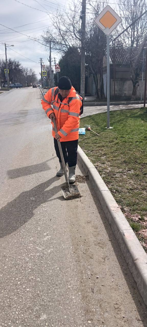 Ежедневно сотрудники МБУ «Город» и работники подрядных организаций заботятся о порядке в крымской столице: убирают улично-дорожную сеть, скверы, зеленые зоны и общественные пространства Ежедневно сотрудники МБУ «Город» и работники подрядных организаций заботятся о порядке в крымской столице: убирают улично-дорожную сеть, скверы, зеленые зоны и общественные пространства