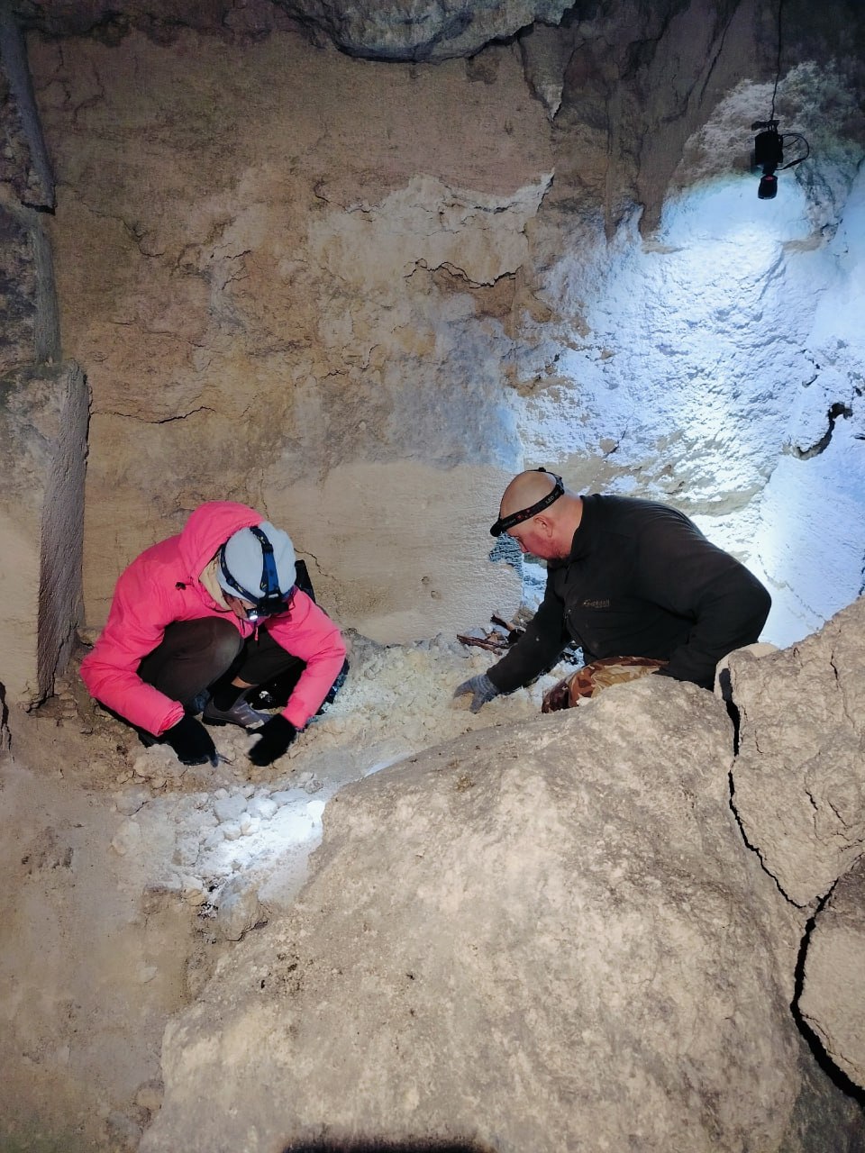 Крестик и обручальное кольцо: в катакомбах Керчи подняли останки двух партизан Крестик и обручальное кольцо: в катакомбах Керчи подняли останки двух партизан