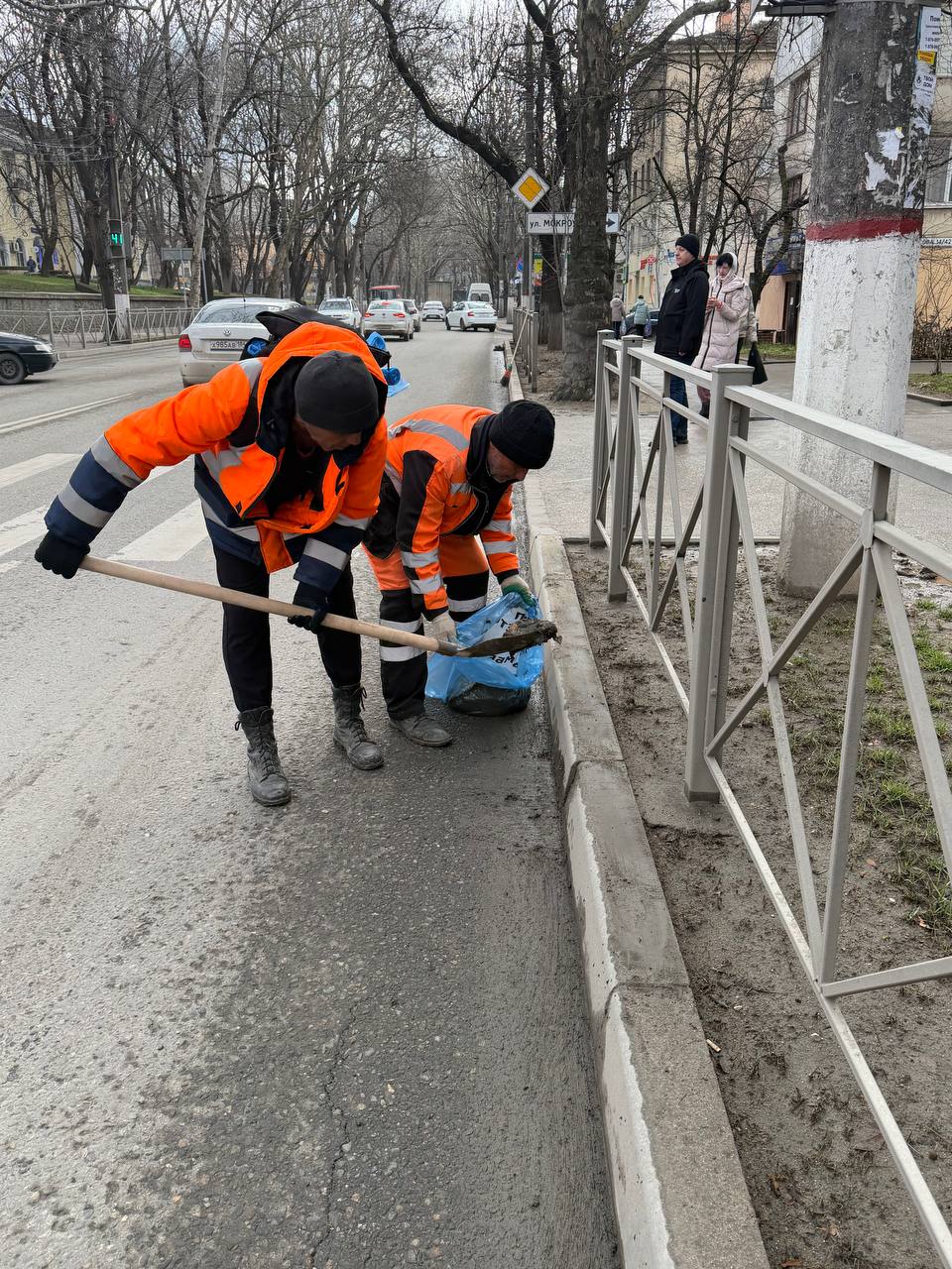 Ежедневно сотрудники МБУ «Город» и работники подрядных организаций заботятся о порядке в крымской столице: убирают улично-дорожную сеть, скверы, зеленые зоны и общественные пространства Ежедневно сотрудники МБУ «Город» и работники подрядных организаций заботятся о порядке в крымской столице: убирают улично-дорожную сеть, скверы, зеленые зоны и общественные пространства