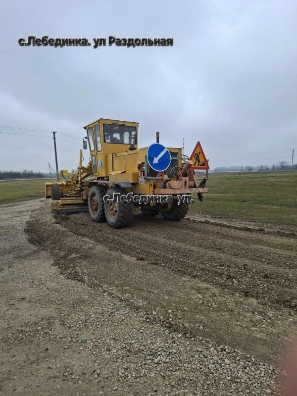 Александр Харламов: Советским ДЭУ филиала «Нижнегорское ДРСУ» проводятся работы по профилированию гравийных дорог в селе Краснофлотское на улицах Юбилейная, Заречная, Крайняя, проезд к кладбищу, проезд от ул. Молодежная до...