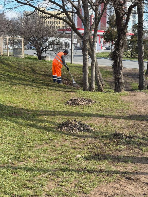 Ежедневно сотрудники МБУ «Город» и работники подрядных организаций заботятся о порядке в крымской столице: убирают улично-дорожную сеть, скверы, зеленые зоны и общественные пространства Ежедневно сотрудники МБУ «Город» и работники подрядных организаций заботятся о порядке в крымской столице: убирают улично-дорожную сеть, скверы, зеленые зоны и общественные пространства