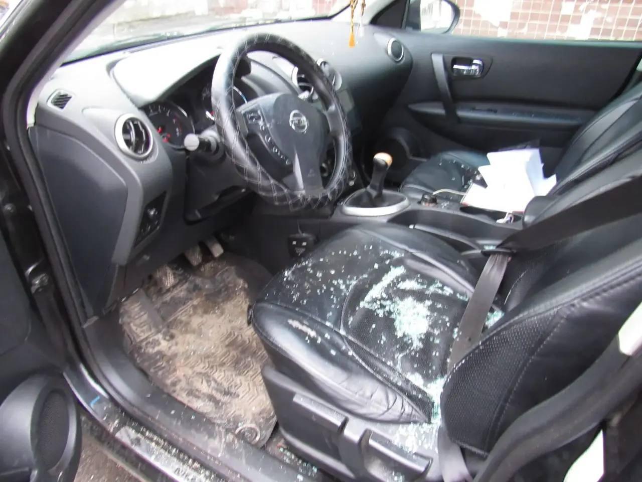 Евпаториец разбил три машины тротуарной плиткой