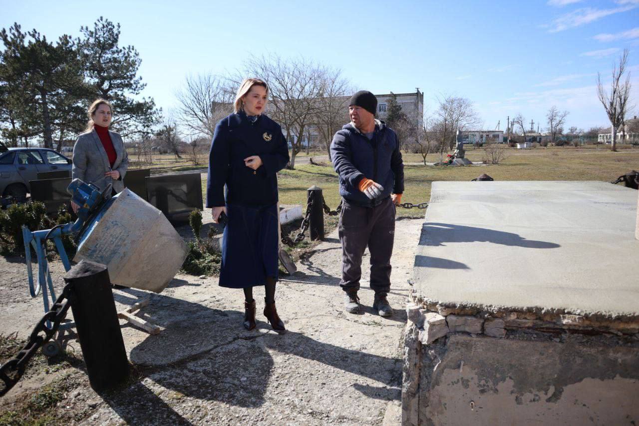 Инна Федоренко проверила ход работ по ремонту памятника "Братская могила советских воинов" в селе Целинное Инна Федоренко проверила ход работ по ремонту памятника "Братская могила советских воинов" в селе Целинное