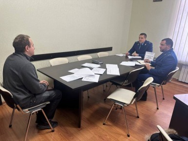 Заместитель прокурора Крыма Леонид Селивёрстов провел прием жителей столицы региона и пригорода