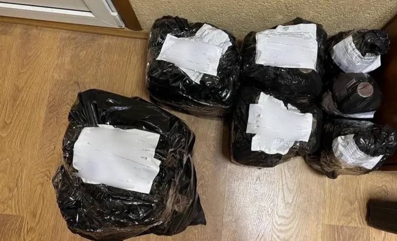 В Керчи семейная пара и повар кафе торговали поддельным алкоголем