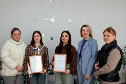 Глава администрации Джанкойского района Инна Федоренко вручила ключи от квартир жителям района из числа детей-сирот и детей, оставшихся без попечения родителей