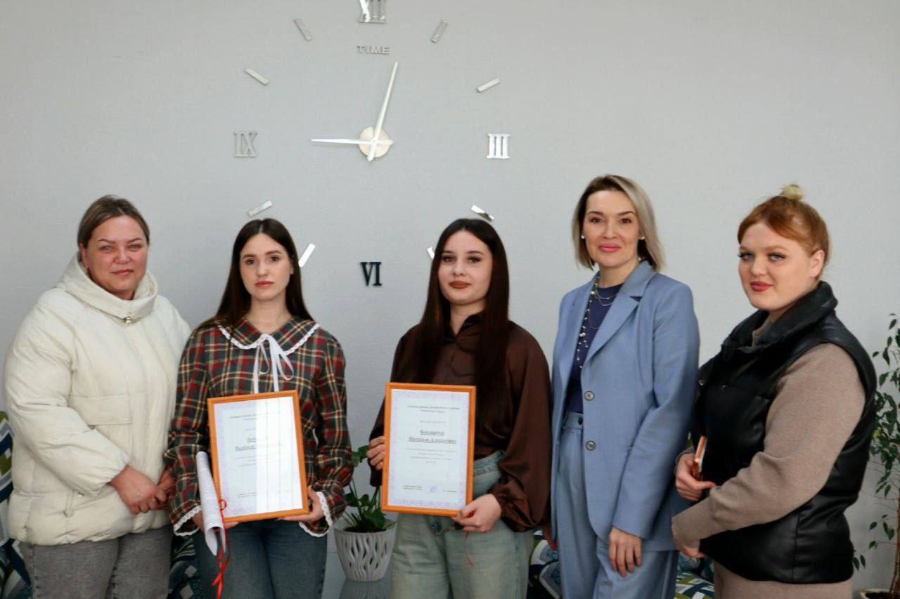 Глава администрации Джанкойского района Инна Федоренко вручила ключи от квартир жителям района из числа детей-сирот и детей, оставшихся без попечения родителей