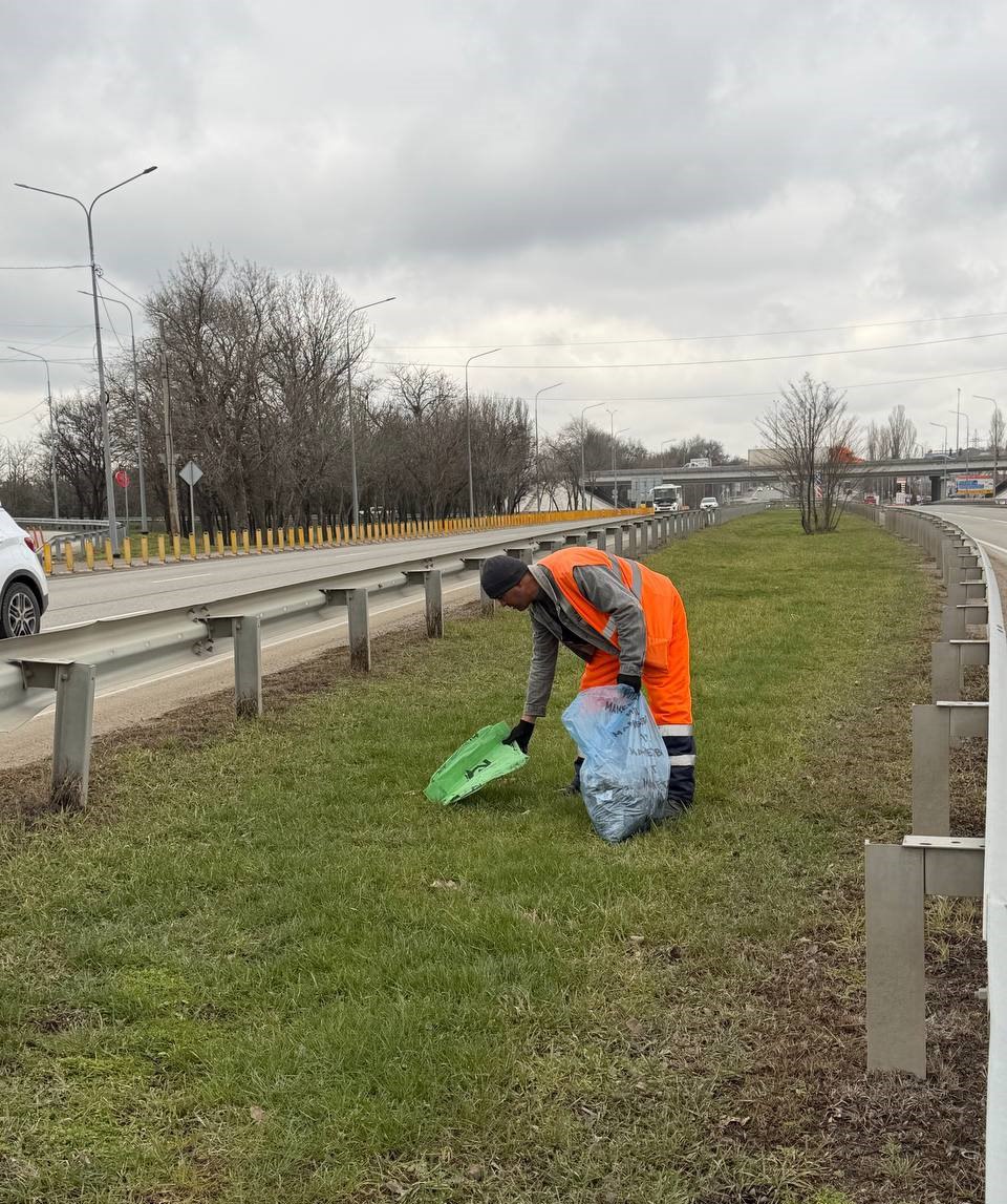 Ежедневно сотрудники МБУ «Город» и работники подрядных организаций заботятся о порядке в крымской столице: убирают улично-дорожную сеть, скверы, зеленые зоны и общественные пространства