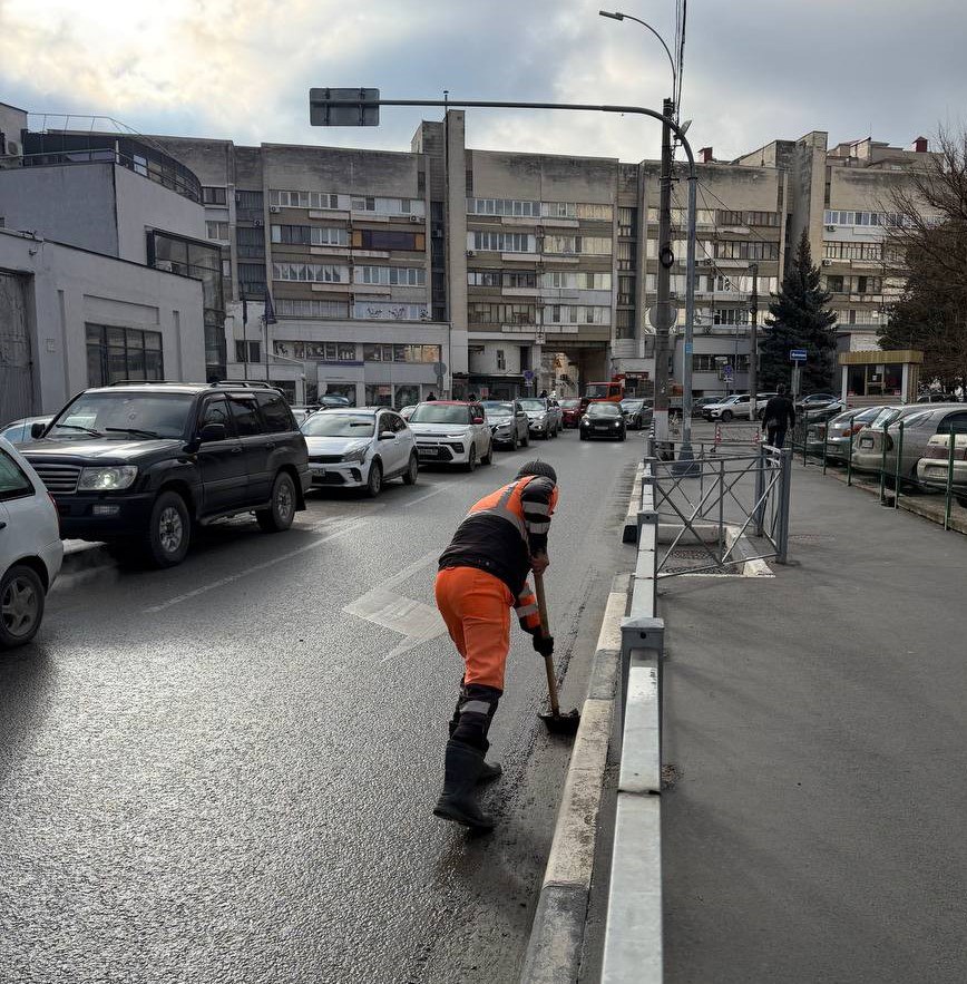 Ежедневно сотрудники МБУ «Город» и работники подрядных организаций заботятся о порядке в крымской столице: убирают улично-дорожную сеть, скверы, зеленые зоны и общественные пространства Ежедневно сотрудники МБУ «Город» и работники подрядных организаций заботятся о порядке в крымской столице: убирают улично-дорожную сеть, скверы, зеленые зоны и общественные пространства