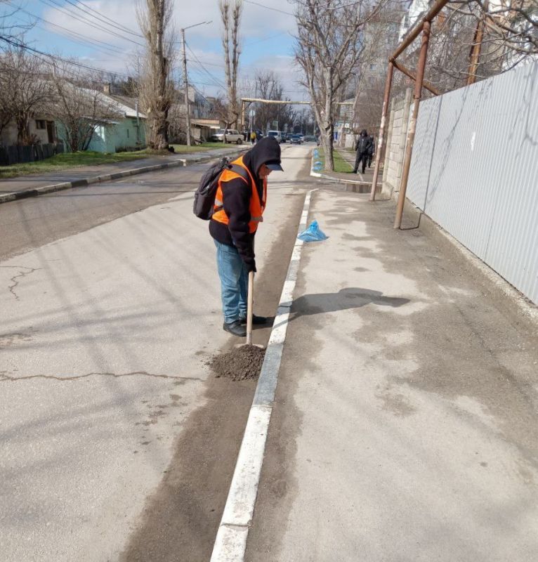 Ежедневно сотрудники МБУ «Город» и работники подрядных организаций заботятся о порядке в крымской столице: убирают улично-дорожную сеть, скверы, зеленые зоны и общественные пространства Ежедневно сотрудники МБУ «Город» и работники подрядных организаций заботятся о порядке в крымской столице: убирают улично-дорожную сеть, скверы, зеленые зоны и общественные пространства