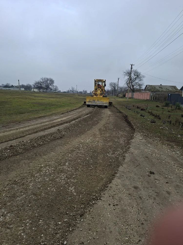 Александр Харламов: Советским ДЭУ филиала «Нижнегорское ДРСУ» проводятся работы по профилированию гравийных дорог в селе Краснофлотское на улицах Юбилейная, Заречная, Крайняя, проезд к кладбищу, проезд от ул. Молодежная до... Александр Харламов: Советским ДЭУ филиала «Нижнегорское ДРСУ» проводятся работы по профилированию гравийных дорог в селе Краснофлотское на улицах Юбилейная, Заречная, Крайняя, проезд к кладбищу, проезд от ул. Молодежная до...