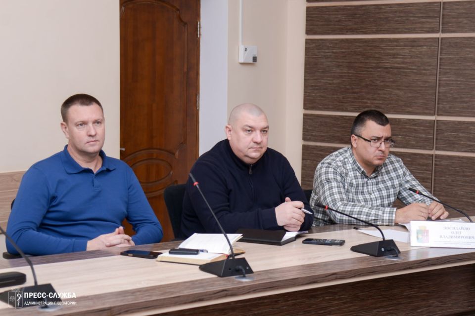 В Евпатории прошло еженедельное совещание с руководителями ресурсоснабжающих и коммунальных предприятий, на котором обсуждались актуальные вопросы жизнедеятельности города В Евпатории прошло еженедельное совещание с руководителями ресурсоснабжающих и коммунальных предприятий, на котором обсуждались актуальные вопросы жизнедеятельности города