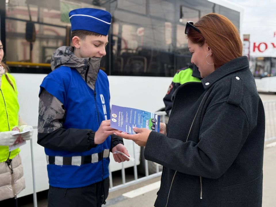 Госавтоинспекторы Севастополя и ЮИДовцы устроили праздник на троллейбусном маршруте для представительниц «неЖенской профессии» Госавтоинспекторы Севастополя и ЮИДовцы устроили праздник на троллейбусном маршруте для представительниц «неЖенской профессии»