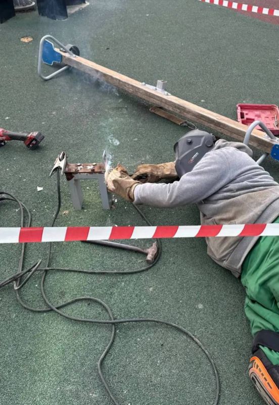 Качели капитально отремонтировали в Комсомольском парке имени Марии Байды Качели капитально отремонтировали в Комсомольском парке имени Марии Байды