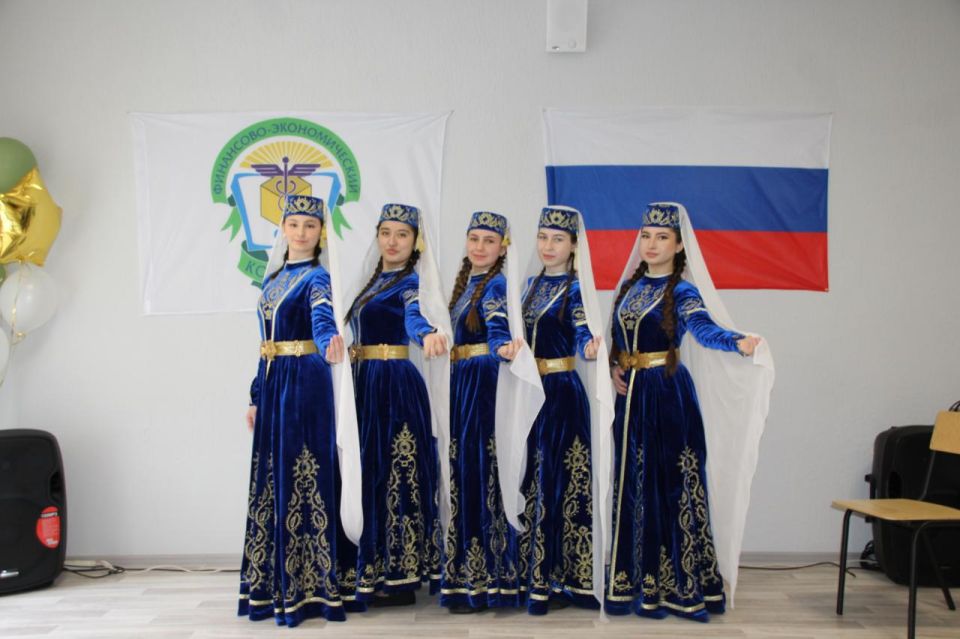 В Финансово-экономическом колледже торжественно открыли Год единства народов России В Финансово-экономическом колледже торжественно открыли Год единства народов России