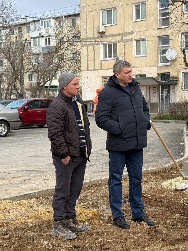 Александр Юрьев: Во время обхода города проверил начавшееся благоустройство дворов многоквартирных домов Александр Юрьев: Во время обхода города проверил начавшееся благоустройство дворов многоквартирных домов