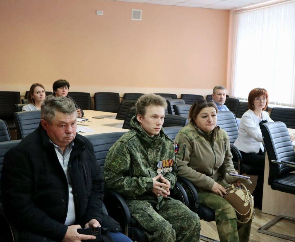 Депутат Государственной Думы Федерального Собрания Российской Федерации Михаил Шеремет совместно с главой администрации Джанкойского района Инной Федоренко и председателем Джанкойского районного совета Юрием Лещишиным провёл... Депутат Государственной Думы Федерального Собрания Российской Федерации Михаил Шеремет совместно с главой администрации Джанкойского района Инной Федоренко и председателем Джанкойского районного совета Юрием Лещишиным провёл...