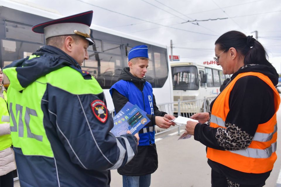 Госавтоинспекторы Севастополя и ЮИДовцы устроили праздник на троллейбусном маршруте для представительниц «неЖенской профессии» Госавтоинспекторы Севастополя и ЮИДовцы устроили праздник на троллейбусном маршруте для представительниц «неЖенской профессии»