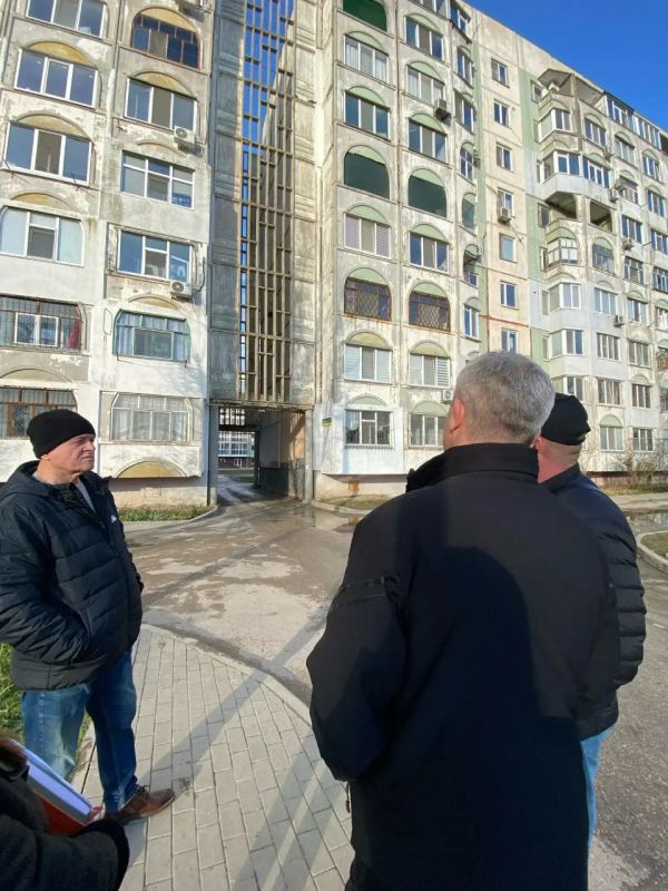 Керчане адресуют вопросы и обращения заместителям главы администрации в ходе выездных встреч Керчане адресуют вопросы и обращения заместителям главы администрации в ходе выездных встреч