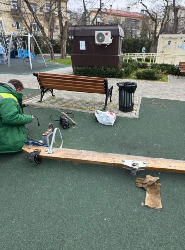 Качели капитально отремонтировали в Комсомольском парке имени Марии Байды Качели капитально отремонтировали в Комсомольском парке имени Марии Байды
