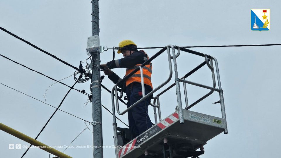 В Орлином специалисты «Горсвета» ремонтируют уличное освещение В Орлином специалисты «Горсвета» ремонтируют уличное освещение