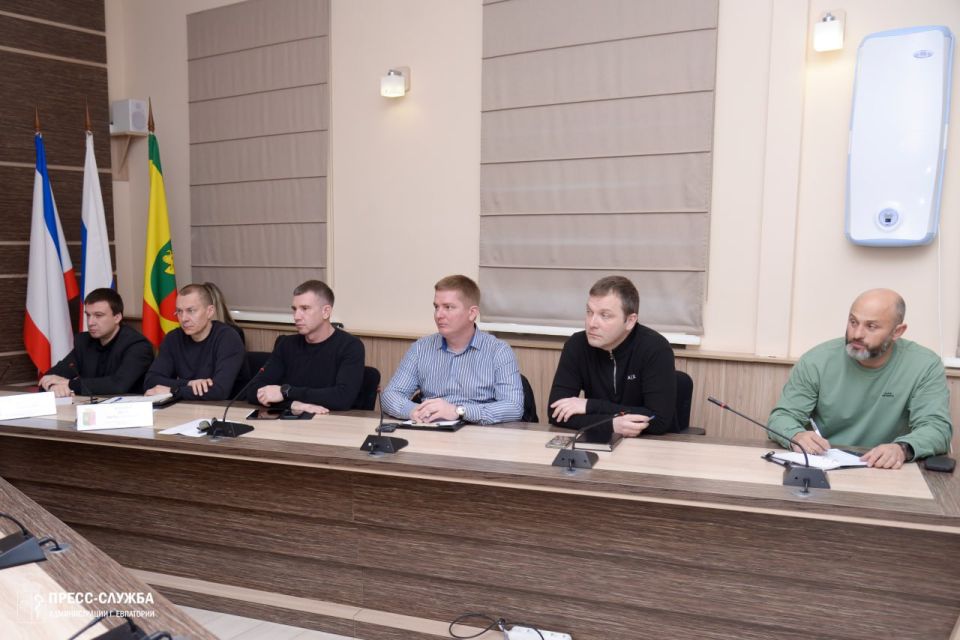 В Евпатории прошло еженедельное совещание с руководителями ресурсоснабжающих и коммунальных предприятий, на котором обсуждались актуальные вопросы жизнедеятельности города В Евпатории прошло еженедельное совещание с руководителями ресурсоснабжающих и коммунальных предприятий, на котором обсуждались актуальные вопросы жизнедеятельности города