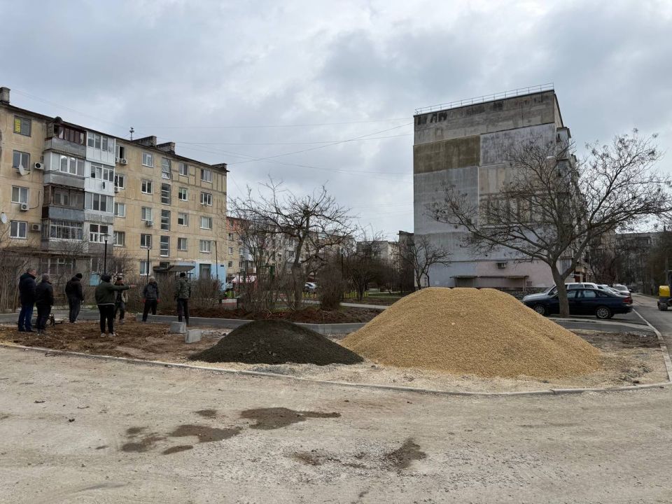 Александр Юрьев: Во время обхода города проверил начавшееся благоустройство дворов многоквартирных домов Александр Юрьев: Во время обхода города проверил начавшееся благоустройство дворов многоквартирных домов