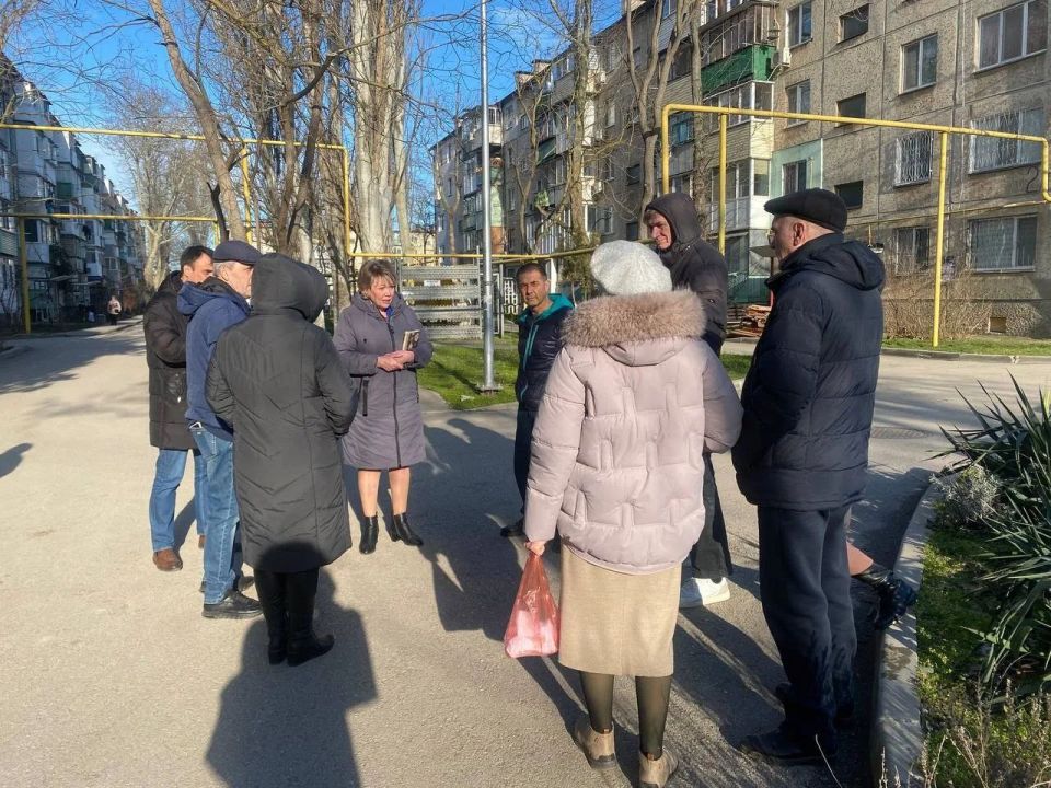 Керчане адресуют вопросы и обращения заместителям главы администрации в ходе выездных встреч Керчане адресуют вопросы и обращения заместителям главы администрации в ходе выездных встреч