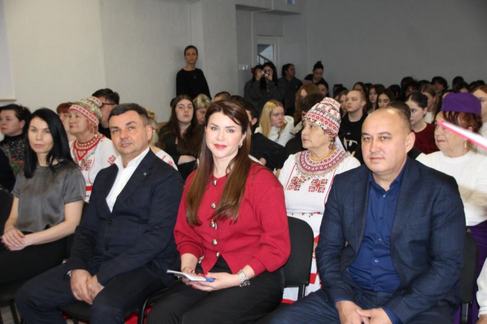 В Финансово-экономическом колледже торжественно открыли Год единства народов России В Финансово-экономическом колледже торжественно открыли Год единства народов России