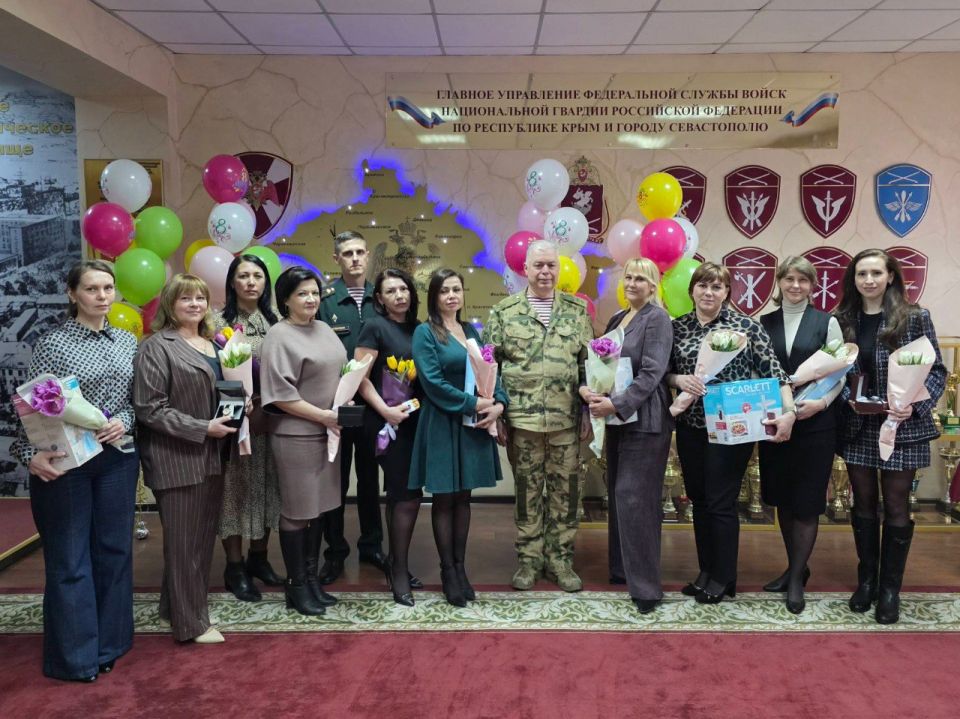 В Крыму и Севастополе росгвардейцы поздравили сотрудниц и военнослужащих с Международным женским днем