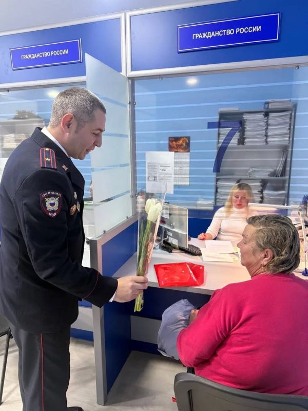 Предпраздничная атмосфера в рамках Всероссийской акции «8 Марта в каждый дом» в Управлении по вопросам миграции МВД по Республике Крым Предпраздничная атмосфера в рамках Всероссийской акции «8 Марта в каждый дом» в Управлении по вопросам миграции МВД по Республике Крым