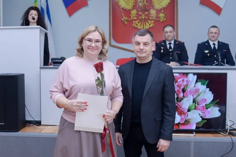 Заместитель главы администрации Сергей Колганов поздравил сотрудниц полиции с наступающим 8 Марта Заместитель главы администрации Сергей Колганов поздравил сотрудниц полиции с наступающим 8 Марта