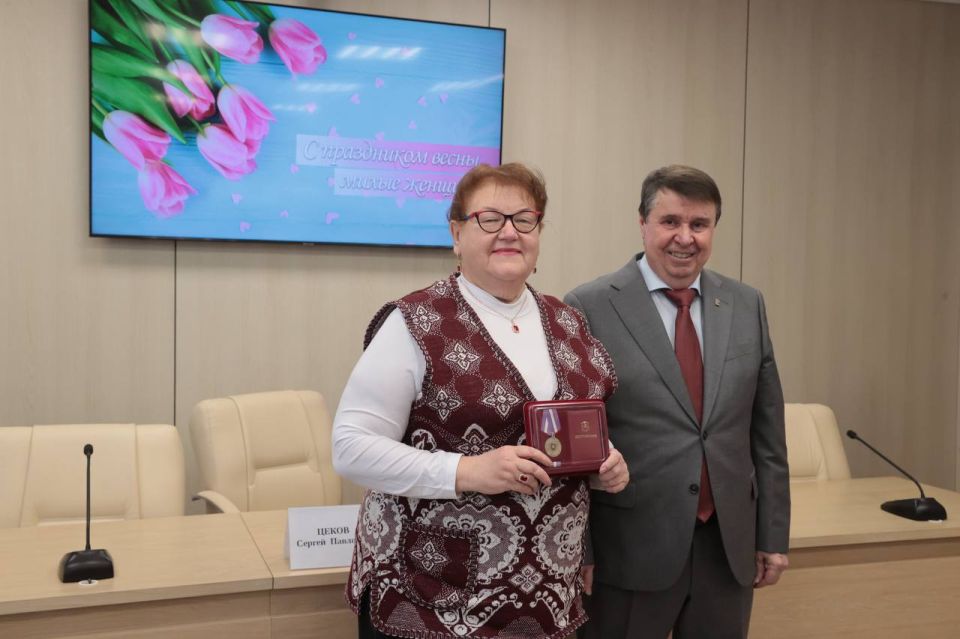 В Госсовете Республики Крым состоялось награждение в честь Международного женского дня В Госсовете Республики Крым состоялось награждение в честь Международного женского дня