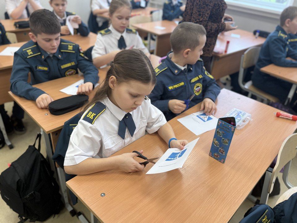 Детский взгляд на безопасность: мастер-класс по созданию памяток ПДД прошел в школах Симферополя в преддверии дня рождения ЮИД Детский взгляд на безопасность: мастер-класс по созданию памяток ПДД прошел в школах Симферополя в преддверии дня рождения ЮИД