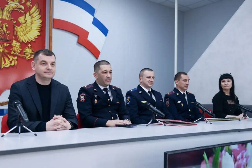 Заместитель главы администрации Сергей Колганов поздравил сотрудниц полиции с наступающим 8 Марта Заместитель главы администрации Сергей Колганов поздравил сотрудниц полиции с наступающим 8 Марта