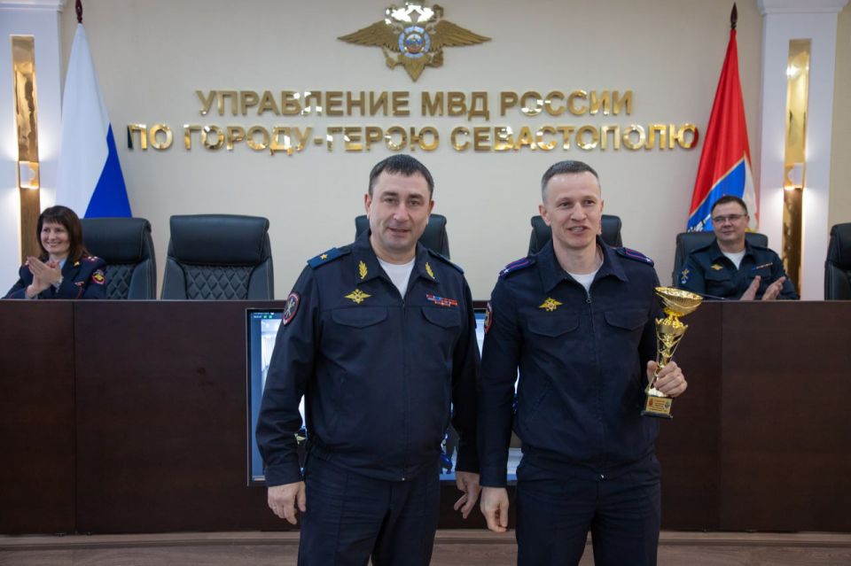 Начальник УМВД России по г.Севастополю генерал-майор полиции Сергей Сигунов вручил спортивные кубки командам-победительницам соревнований по гиревому спорту среди полицейских Начальник УМВД России по г.Севастополю генерал-майор полиции Сергей Сигунов вручил спортивные кубки командам-победительницам соревнований по гиревому спорту среди полицейских