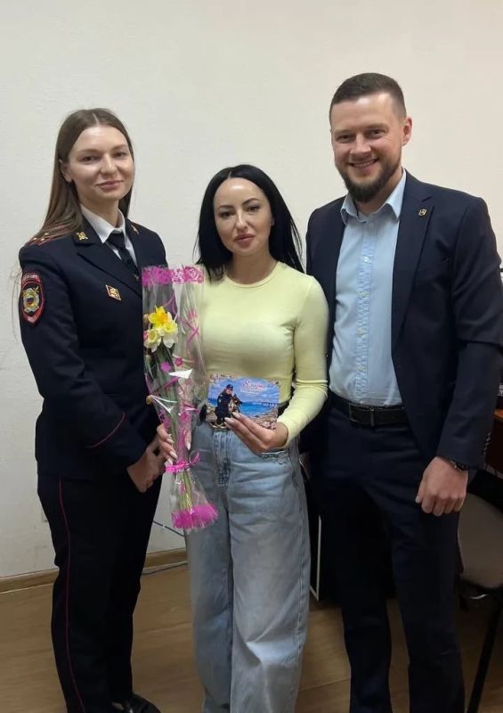 Предпраздничная атмосфера в рамках Всероссийской акции «8 Марта в каждый дом» в Управлении по вопросам миграции МВД по Республике Крым Предпраздничная атмосфера в рамках Всероссийской акции «8 Марта в каждый дом» в Управлении по вопросам миграции МВД по Республике Крым