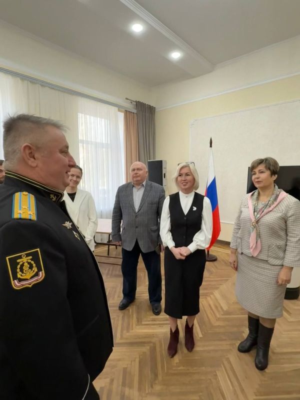 Участник кадровой программы «Герои Крыма» Константин Петров совместно с первым заместителем председателя Госкомнаца Крыма Верой Паутовой посетил ГБУ РК «Дом дружбы народов» Участник кадровой программы «Герои Крыма» Константин Петров совместно с первым заместителем председателя Госкомнаца Крыма Верой Паутовой посетил ГБУ РК «Дом дружбы народов»