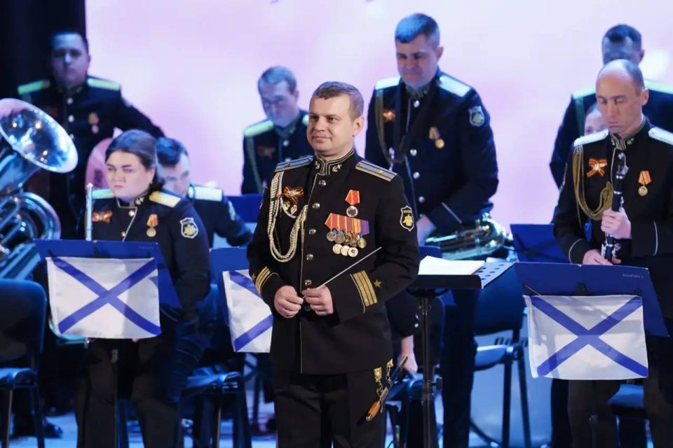 Михаил Развожаев: В преддверии 8 Марта поздравил женский коллектив Управления МВД России по городу Севастополю с наступающим праздником, вручил сотрудницам почётные грамоты и благодарности Михаил Развожаев: В преддверии 8 Марта поздравил женский коллектив Управления МВД России по городу Севастополю с наступающим праздником, вручил сотрудницам почётные грамоты и благодарности