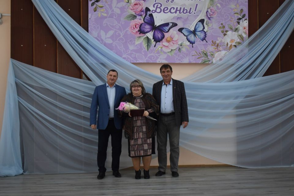Сергей Биданец: Совместно с заместителем председателя Красноперекопского районного совета Андреем Домбровским поздравил женщин района с наступающим праздником - 8 Марта и вручил заслуженные награды Сергей Биданец: Совместно с заместителем председателя Красноперекопского районного совета Андреем Домбровским поздравил женщин района с наступающим праздником - 8 Марта и вручил заслуженные награды